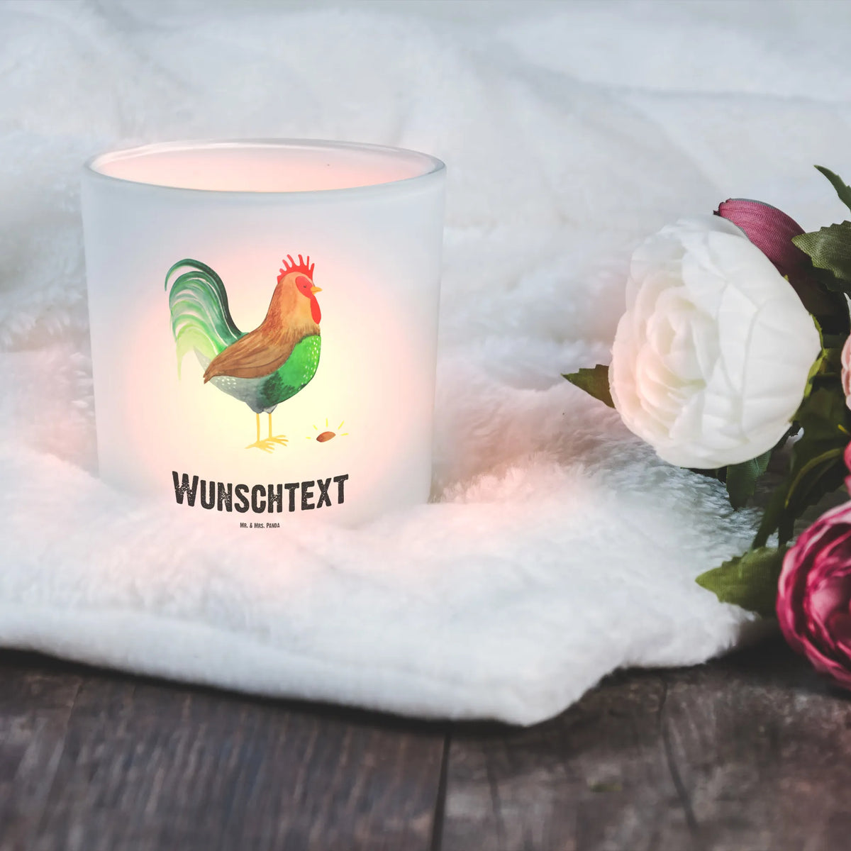 Personalisiertes Windlicht Hahn Korn Kerzenhalter personalisiert, Personalisierte Laterne, Personalisiertes Windlicht, Teelichthalter mit Wunschtext, Laterne mit Namen, Kerzenglas personalisiert, Personalisiertes Teelichtglas, Teelichtglas personalisiert, Individualisiertes Windlicht, Windlicht mit Text, Teelichthalter mit Namen, Windlicht Glas personalisiert, Personalisierte Geschenke Windlicht, Windlicht mit individuellem Namen, Personalisiertes Kerzenglas, Teelichthalter Glas personalisiert, Teelicht Glas mit Namen, Teelichthalter personalisiert, Windlicht mit Name, Windlicht personalisierbar, Teelichtglas mit Namen, Windlicht Glas mit Wunschtext, Deko Windlicht personalisiert, Teelichtglas personalisierbar, Teelichthalter personalisierbar, Windlicht Dekoration mit Namen, Windlicht mit Namen, Windlicht mit Wunschtext, Personalisierter Teelichthalter, Windglas, Windlicht personalisiert, Windlicht personalisiert Geschenk, Kerzenglas mit Namen, Bauernhof, Hoftiere, Landwirt, Landwirtin, Hahn, Eier, Natur, Korn, Henne